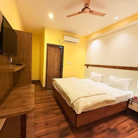 Shivam Hotel Varanasi - Near Kashi Vishwanath Temple With Parking And Lift Exterior foto