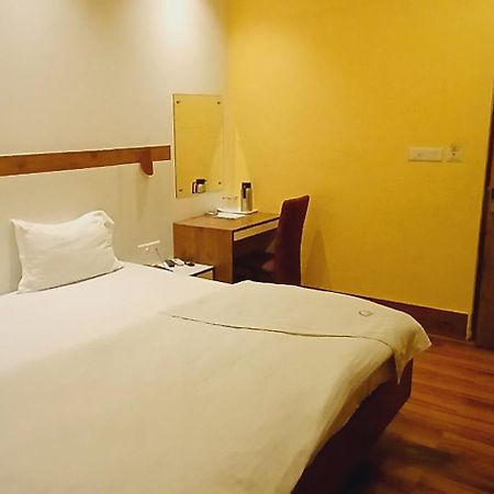 Shivam Hotel Varanasi - Near Kashi Vishwanath Temple With Parking And Lift Exterior foto