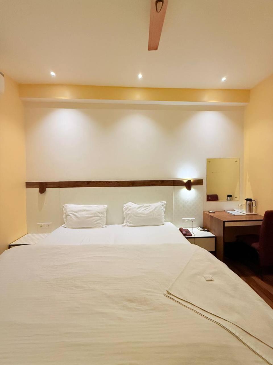 Shivam Hotel Varanasi - Near Kashi Vishwanath Temple With Parking And Lift Exterior foto