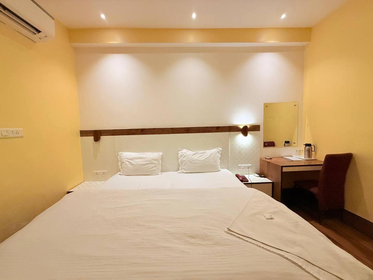 Shivam Hotel Varanasi - Near Kashi Vishwanath Temple With Parking And Lift Exterior foto