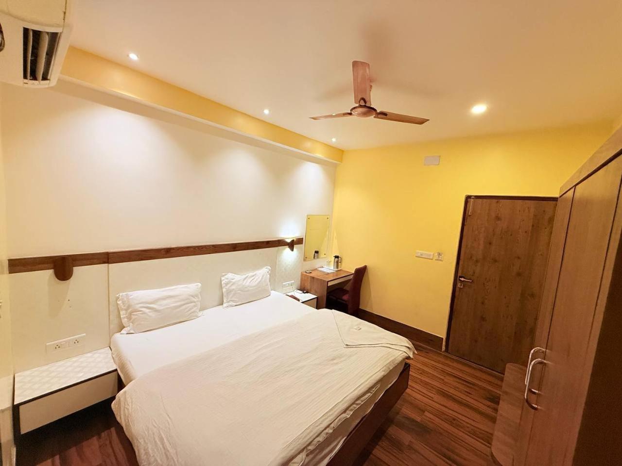 Shivam Hotel Varanasi - Near Kashi Vishwanath Temple With Parking And Lift Exterior foto