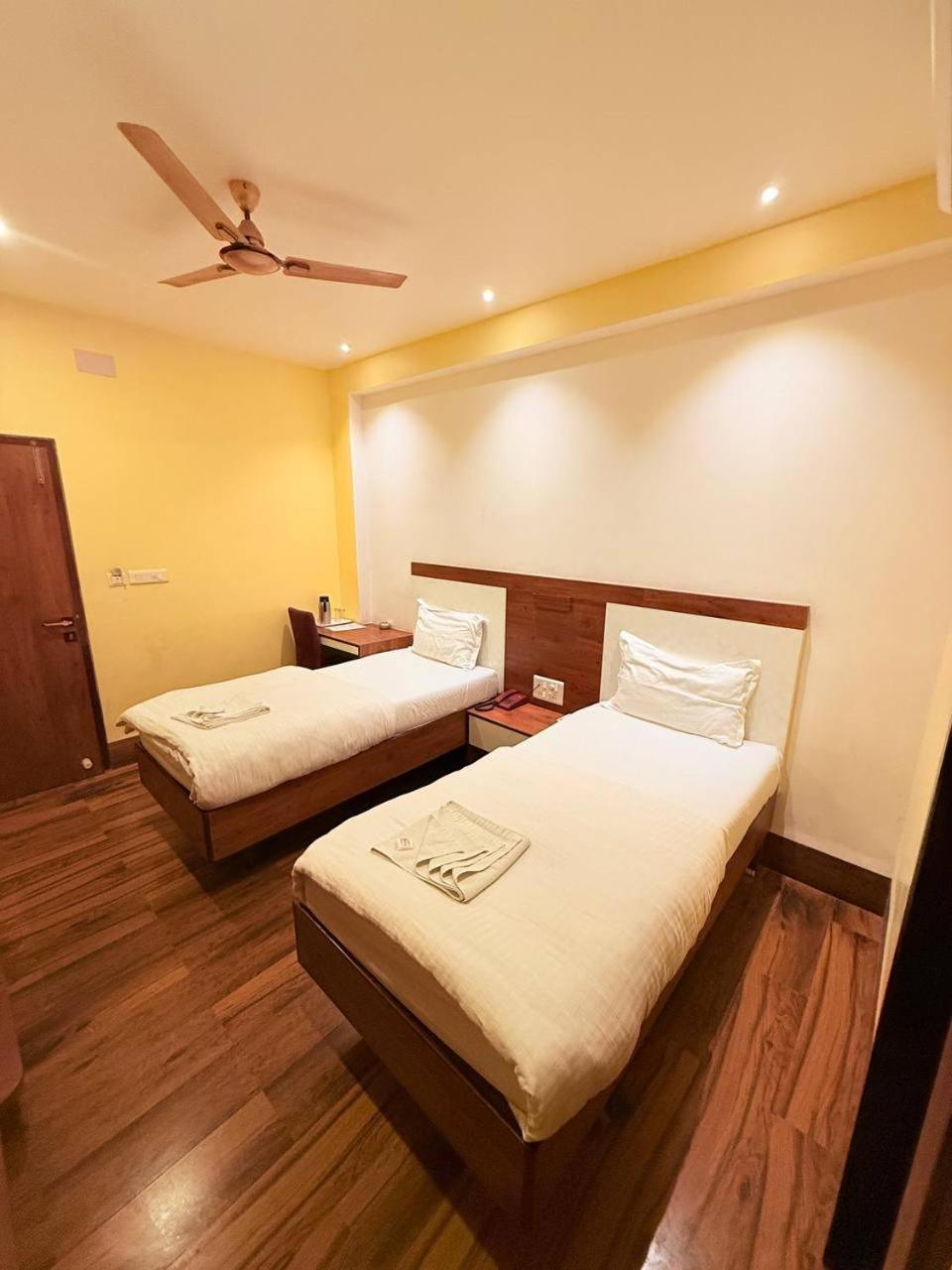 Shivam Hotel Varanasi - Near Kashi Vishwanath Temple With Parking And Lift Exterior foto