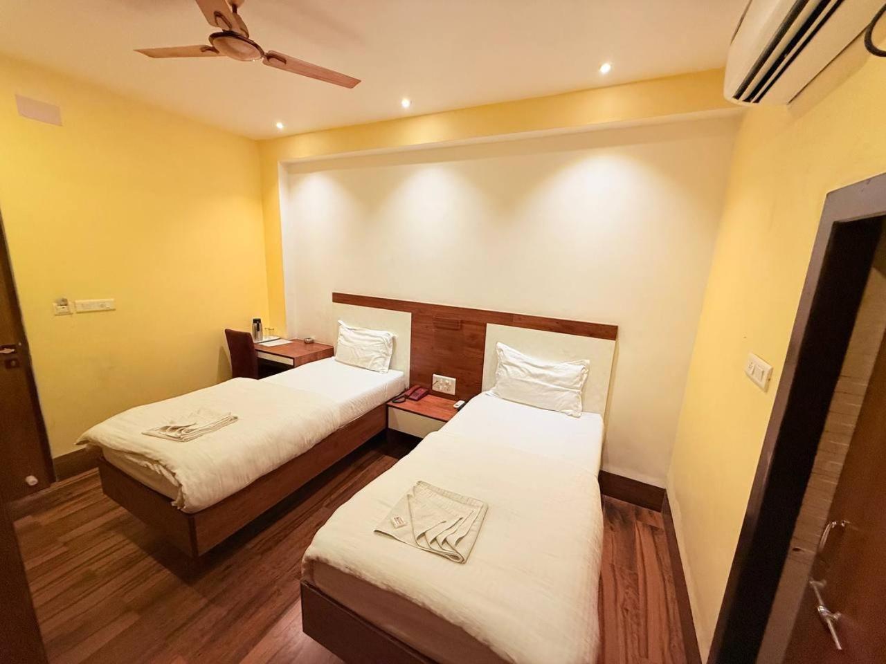 Shivam Hotel Varanasi - Near Kashi Vishwanath Temple With Parking And Lift Exterior foto