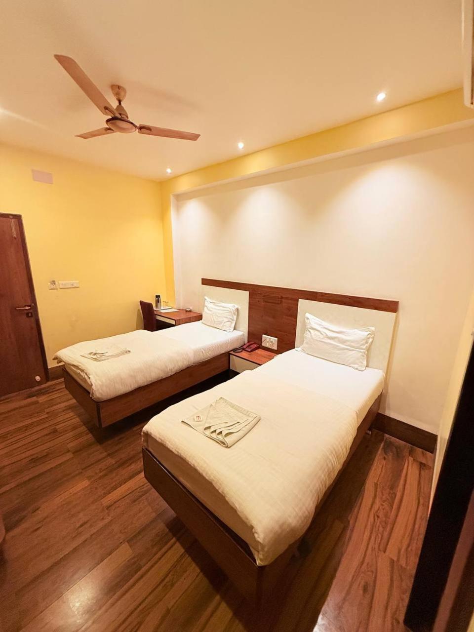 Shivam Hotel Varanasi - Near Kashi Vishwanath Temple With Parking And Lift Exterior foto