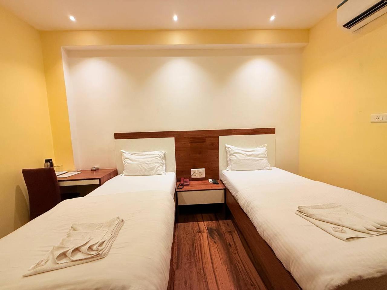 Shivam Hotel Varanasi - Near Kashi Vishwanath Temple With Parking And Lift Exterior foto