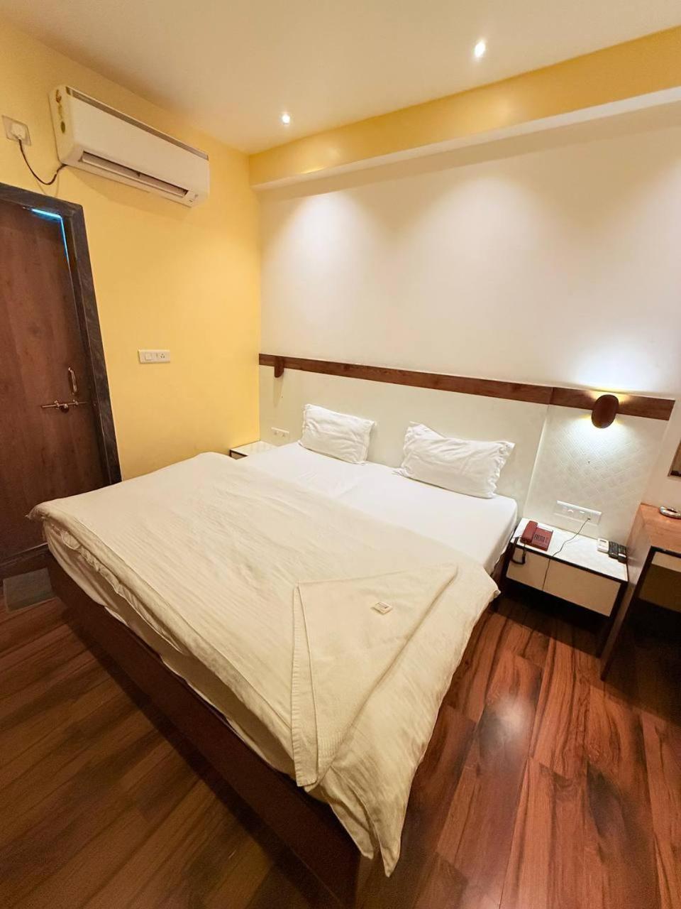 Shivam Hotel Varanasi - Near Kashi Vishwanath Temple With Parking And Lift Exterior foto