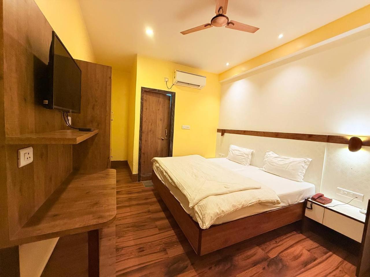 Shivam Hotel Varanasi - Near Kashi Vishwanath Temple With Parking And Lift Exterior foto