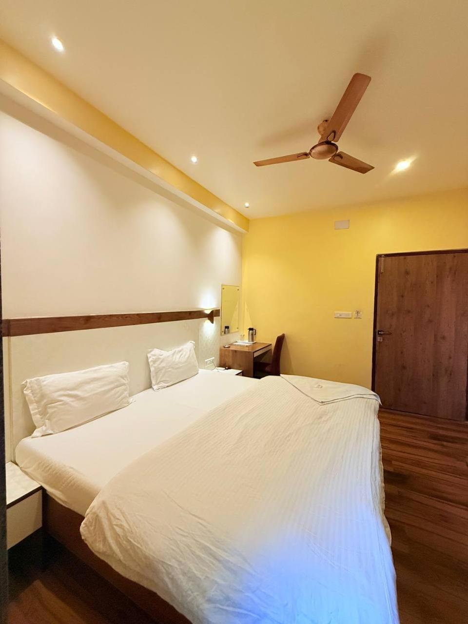 Shivam Hotel Varanasi - Near Kashi Vishwanath Temple With Parking And Lift Exterior foto