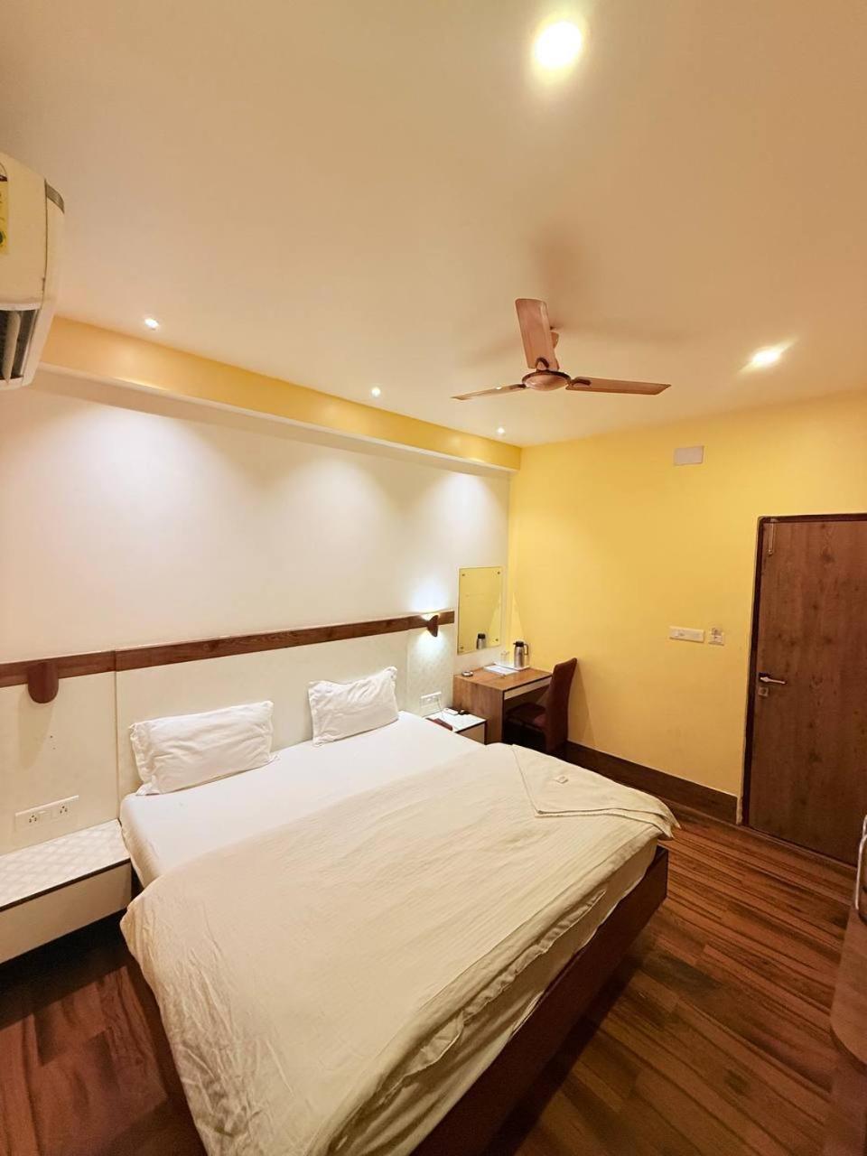 Shivam Hotel Varanasi - Near Kashi Vishwanath Temple With Parking And Lift Exterior foto