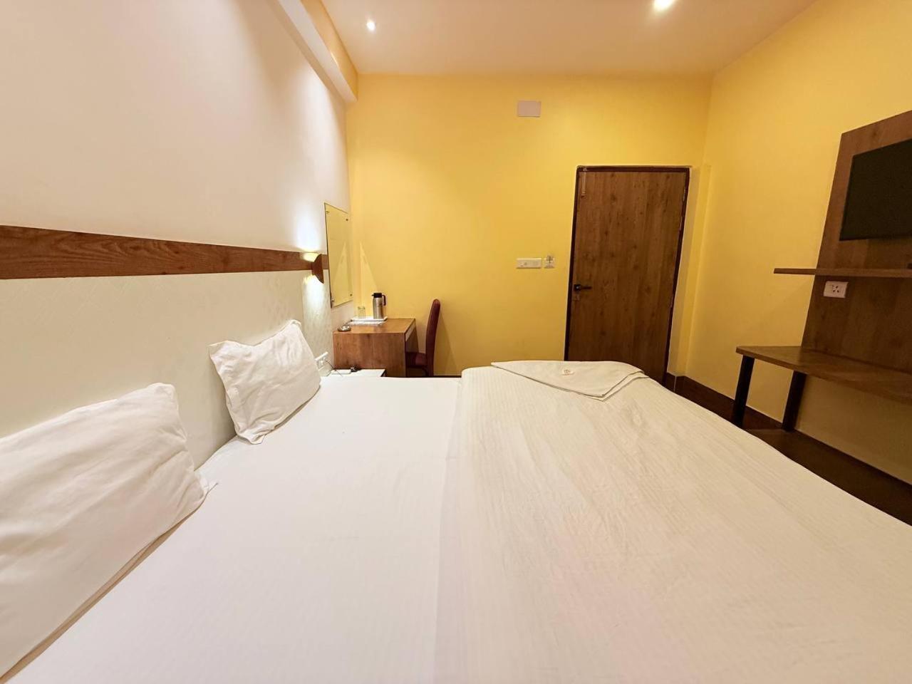 Shivam Hotel Varanasi - Near Kashi Vishwanath Temple With Parking And Lift Exterior foto